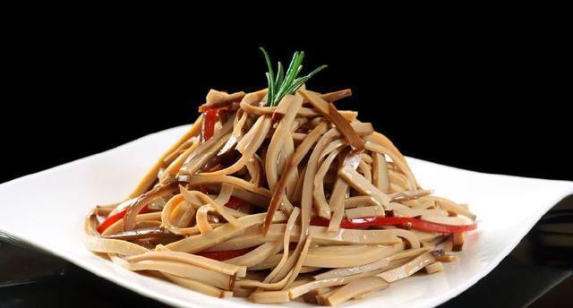 凉拌鸡蛋干,做法简单,q弹爽口,今年夏天我就跟它"杠"上了!