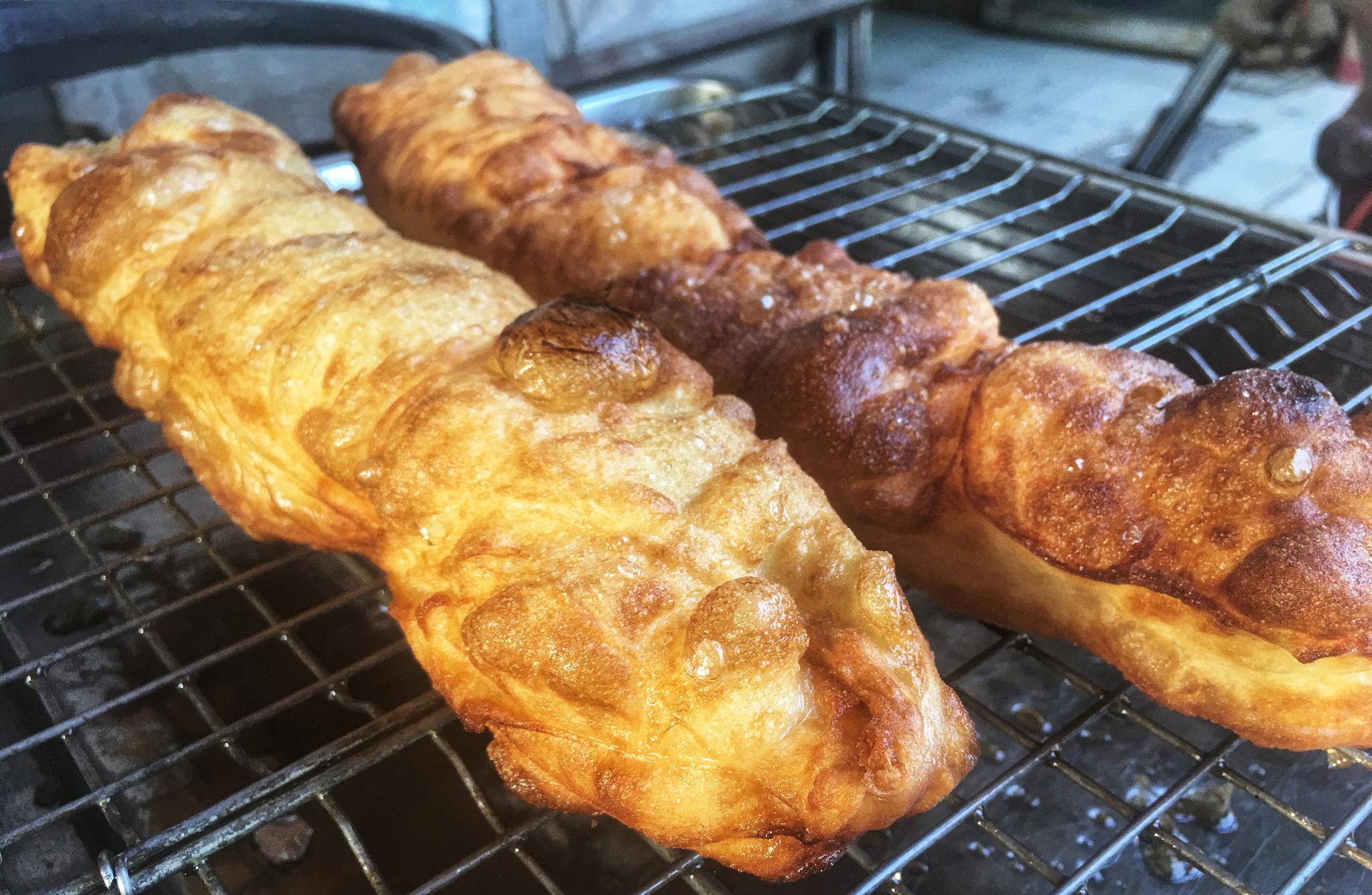 尽管外地人最初印象有点不伦不类,但挡不住这种油条的美味