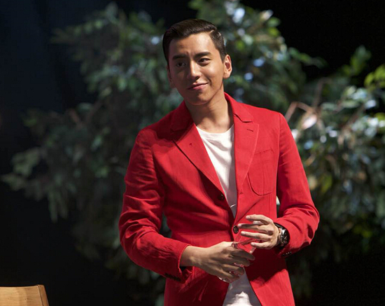 继王大陆和姜汉娜热恋同游后,王大陆又被拍到和女助理十分亲密?