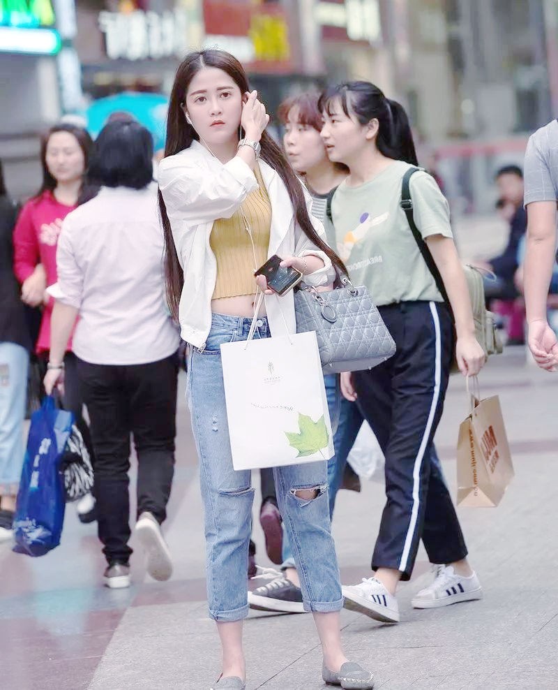 街头里一个衣着大方得体的时尚女子