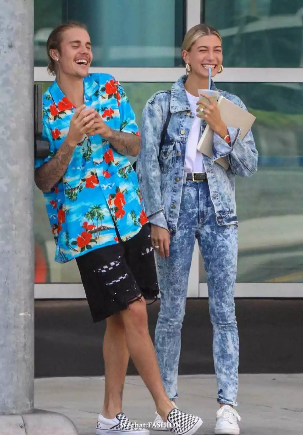 justin bieber 和海狸 hailey baldwin 高清街拍,两人在zoe教堂附近