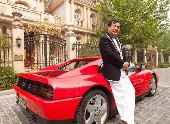 四十年前国内第一台法拉利, 车牌就值一个亿, 车主却说要把它捐了