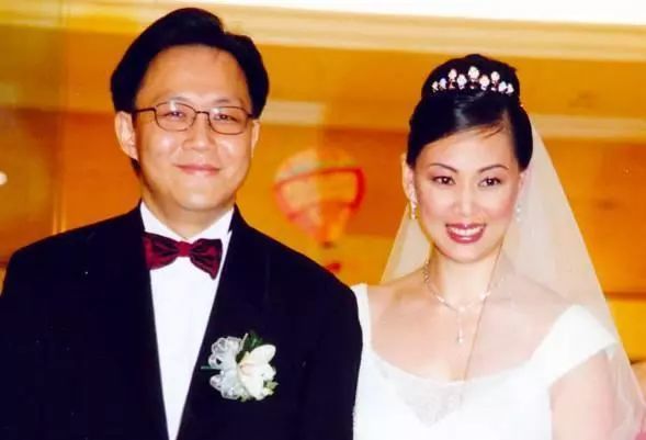 在与郑嘉颖分手后,王馨平终于遇到了一个可以得到她爸爸肯定并值得