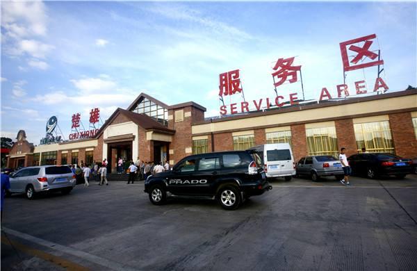 小编最推荐的还是真正下高速,而不是在临时停车处和服务区等雨停