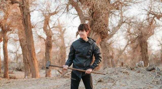 《沙海》中吴磊饰演的黎簇离经叛道,同时讲义气,心里也怀有善念