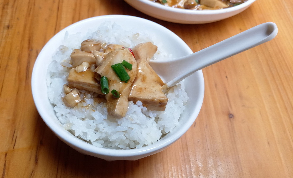 10元一份的即炒快餐,这是我点的麻婆豆腐,一大盘,送饭足够有余,白饭是