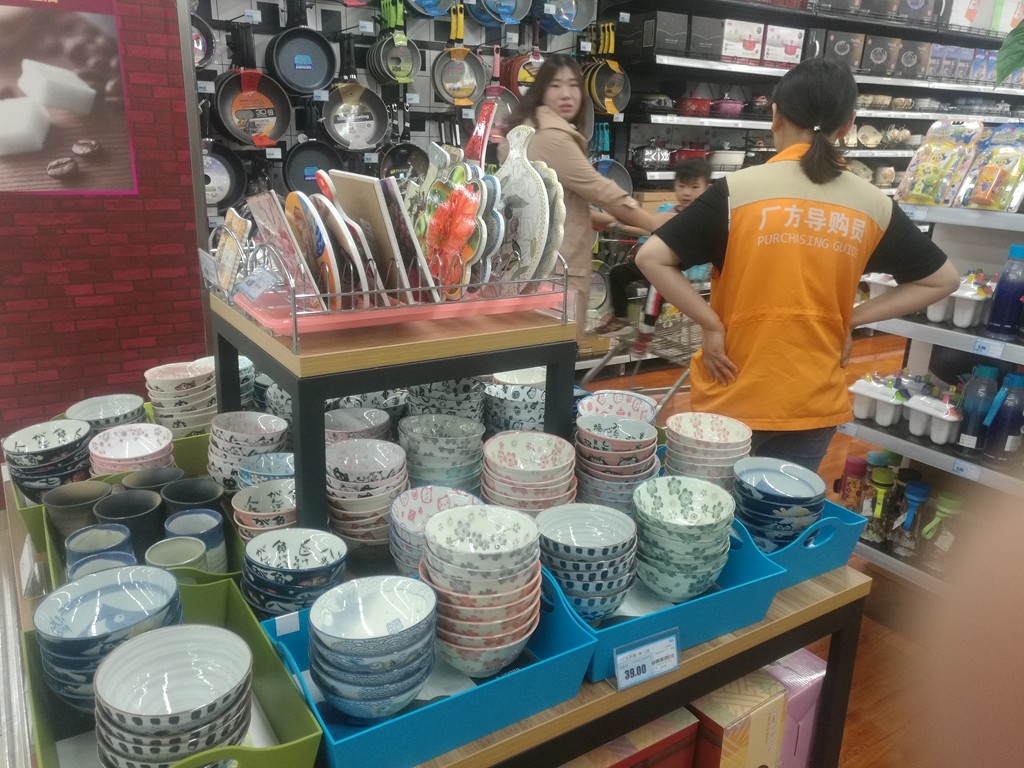 超市工作人员向顾客导购日本进口瓷碗被拒绝原因售价太贵