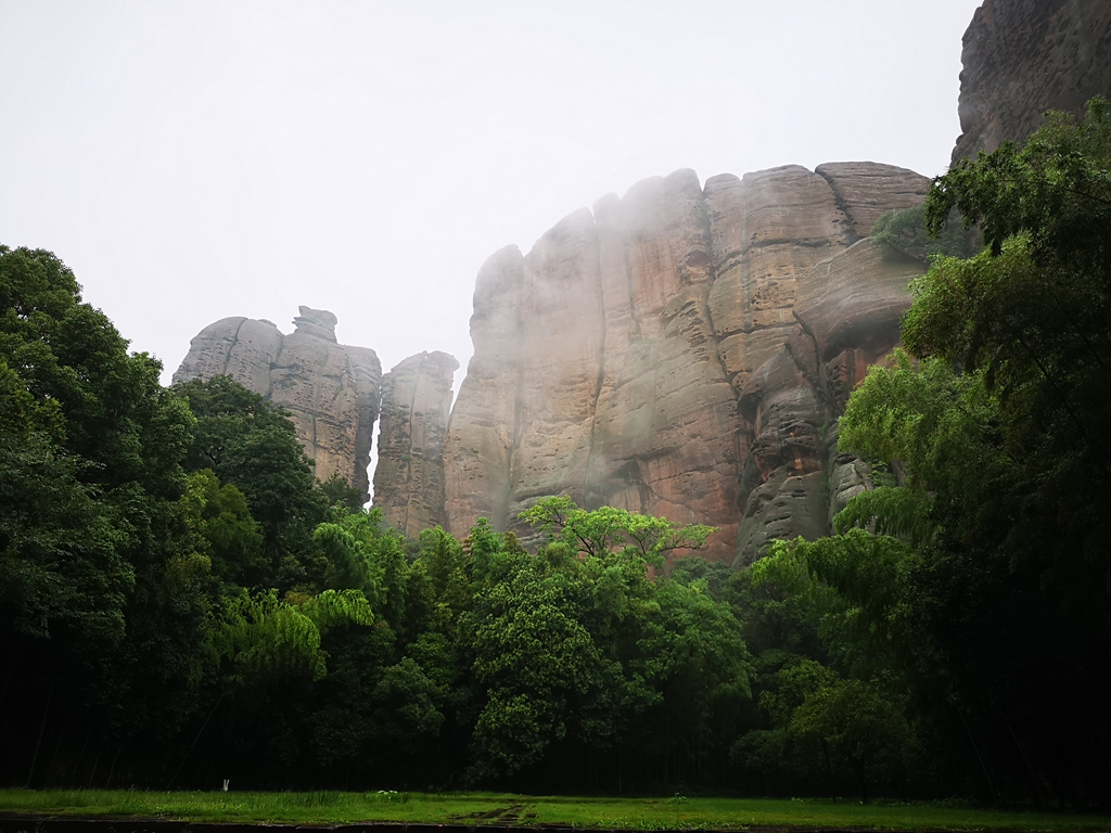 龟峰风景名胜区:龟峰,又称圭峰,是世界地质公园龙虎山—龟峰地质公园