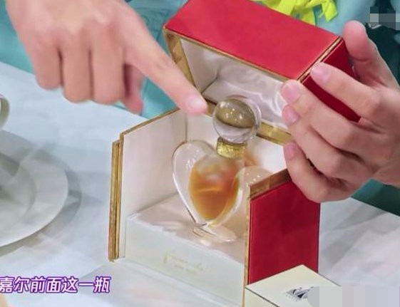 戚薇用冰箱装香水,为给香水一个阴凉的温度,还定期断冰箱的电