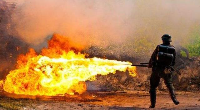 的恐惧不亚于核弹,持续喷12秒能将人烤焦|武器|喷火器|日本_新浪新闻