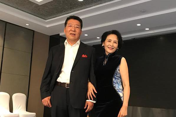 宋晓英携神秘丈夫亮相,两人结婚多年低调成迷,罕见秀恩爱超甜!