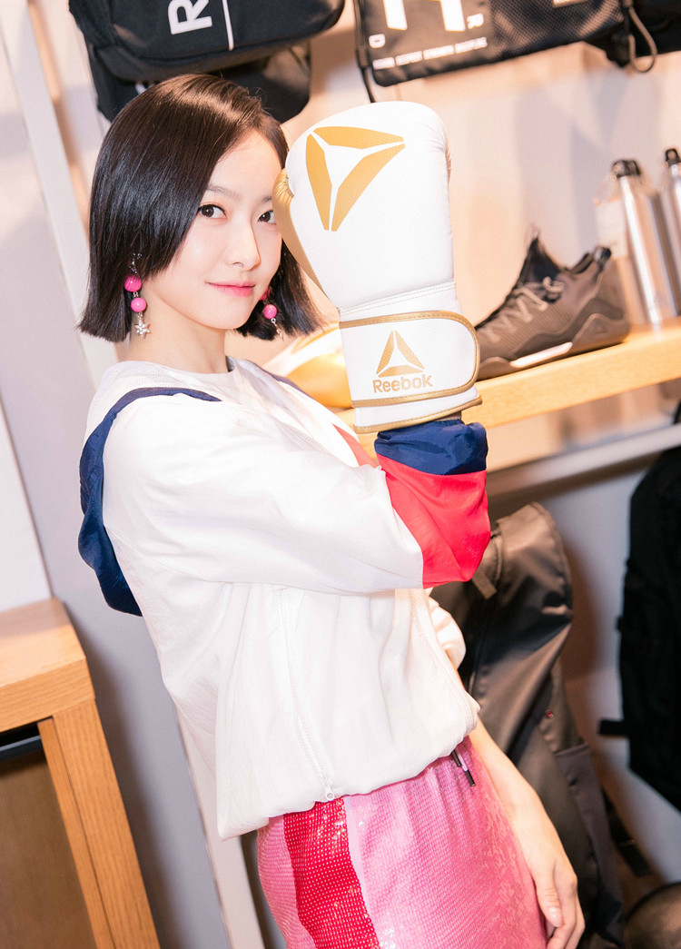 宋茜新照片,一身校园风,满屏维c少女气息