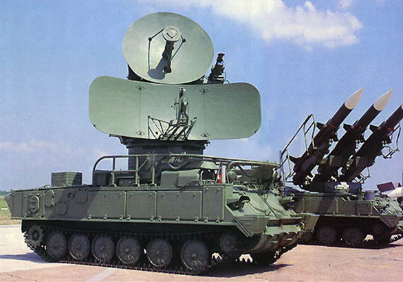 萨姆-6防空导弹系统由两辆相同的履带车组成,一辆是三联装的导弹发射