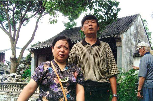 他是戴笠手下,因任务失手被开除,逃到香港后生了个儿子扬名全球