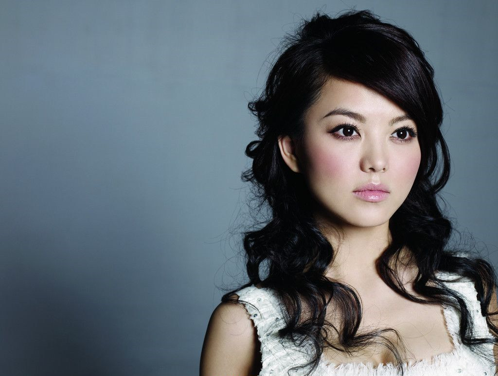 看李湘的这款发型,她只是做了一款大卷的发型,再把发色染成了深棕色