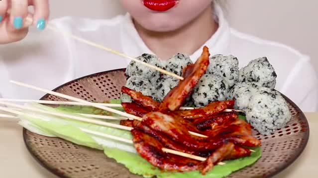 快手吃播 婷宝 这是啥 摇一摇饭团? 这妹子竟吃