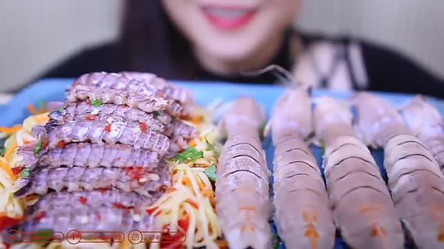 鳄鱼刚出门就触了霉头,遭遇水中平头哥,然后就变成了大辣条