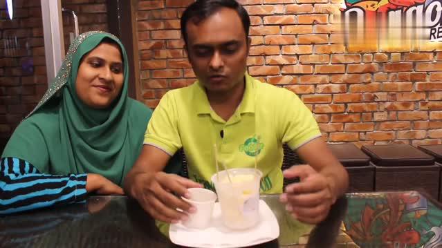 他们吃的这是什么印度小吃?吃进嘴里,怎么还会冒烟