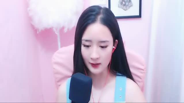 《飞蛾扑火》女生翻唱歌曲,非常陶醉,声音甜美