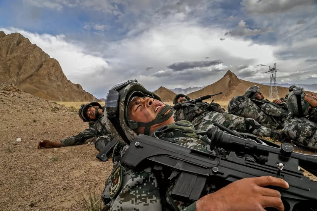 新战士扎西正在给家人通.边防连军医为小学生巡诊.