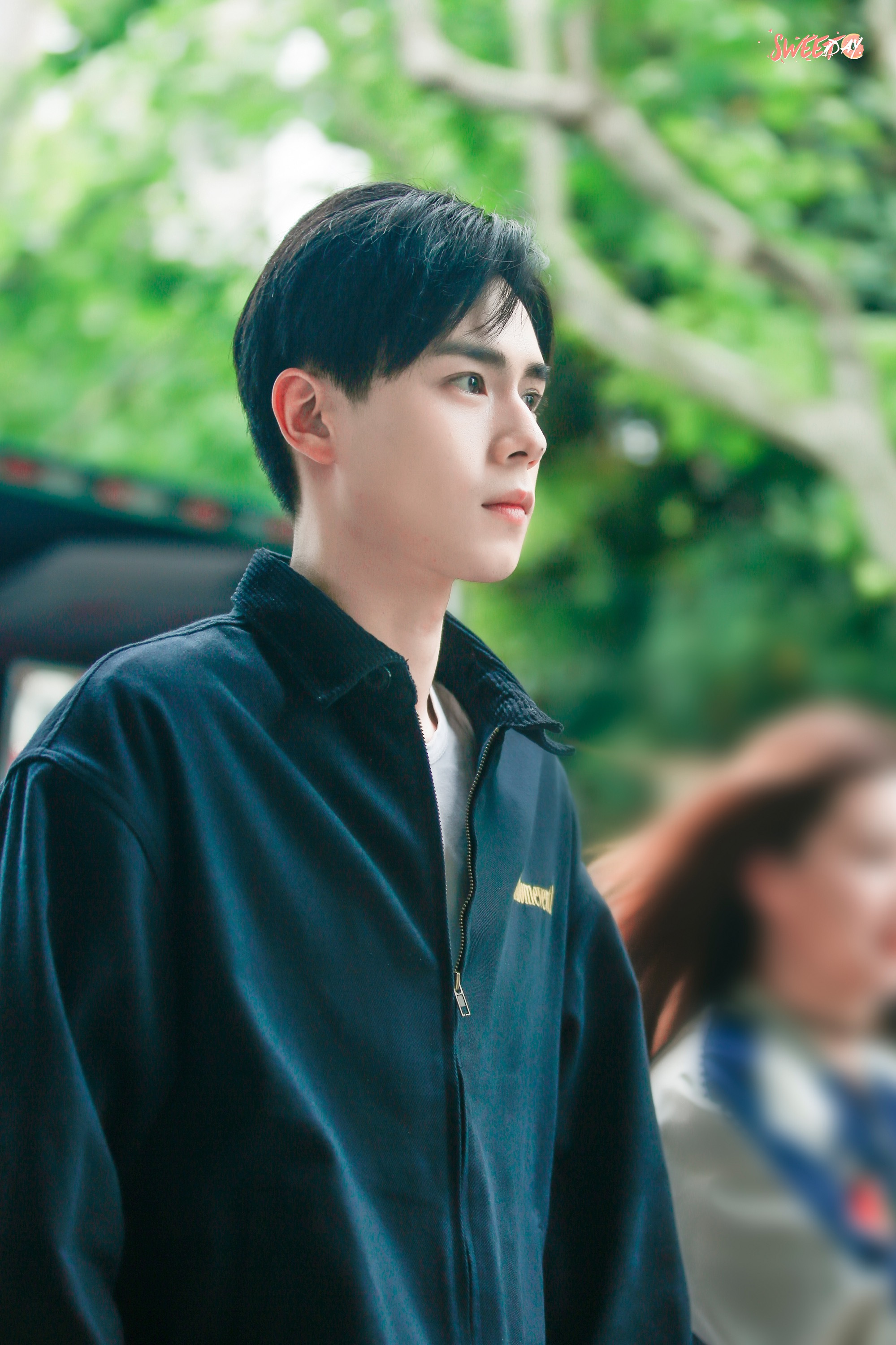 剧中,吴白少年时因看堂兄韩商言(李现 饰)的比赛而与电竞结缘,之后