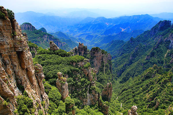 涞源,涞水之源.在涞源耸立着一座巍峨的大山,那就是白石山.
