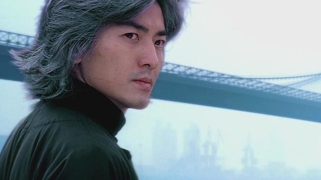 在取出藏在石狮子里的赤剑后,华英雄和无敌一路飞天遁地,到达自由女神