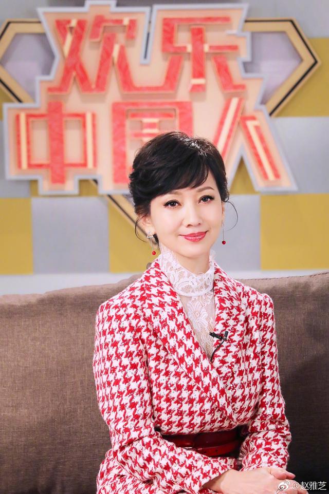 赵雅芝最新机场街拍时髦发型搭配上破洞牛仔裤真看不出是64岁