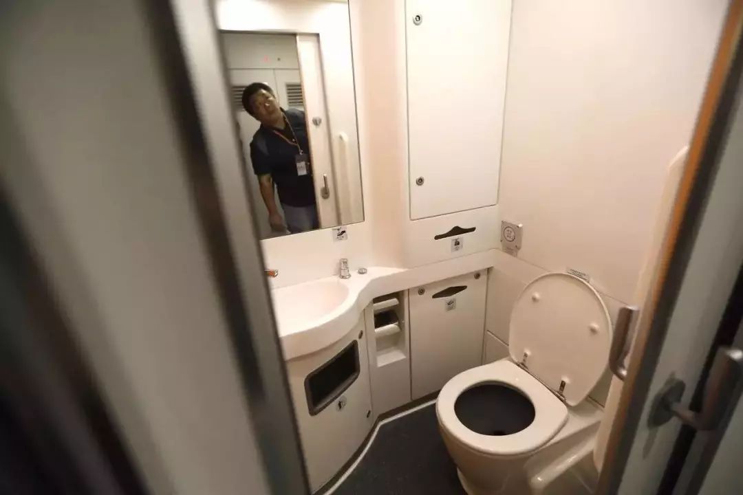 比我们以前坐的高铁卫生间一等座还有独立的阅读灯,音频插座每个座位