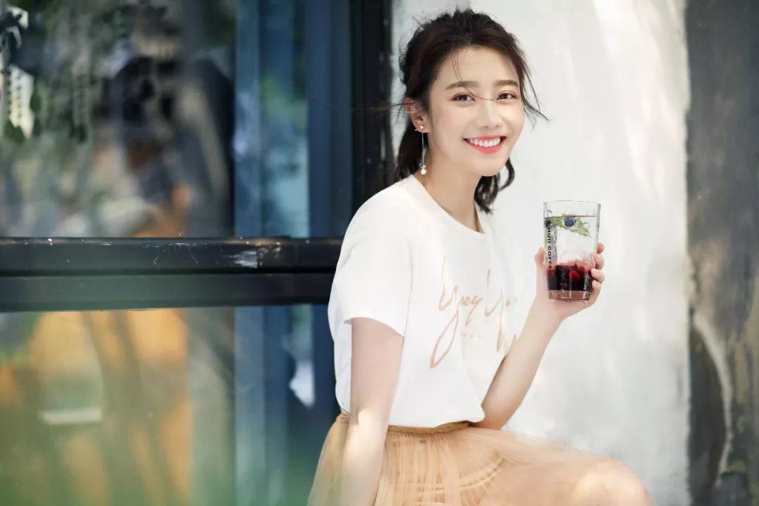 龙政璇暖春写真上线 治愈笑容初恋感十足