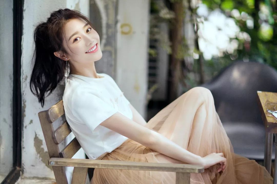 龙政璇暖春写真上线 治愈笑容初恋感十足