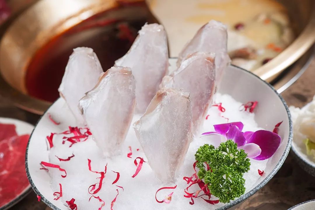 耗儿鱼本身就刺少肉厚,椒麻香辣的味