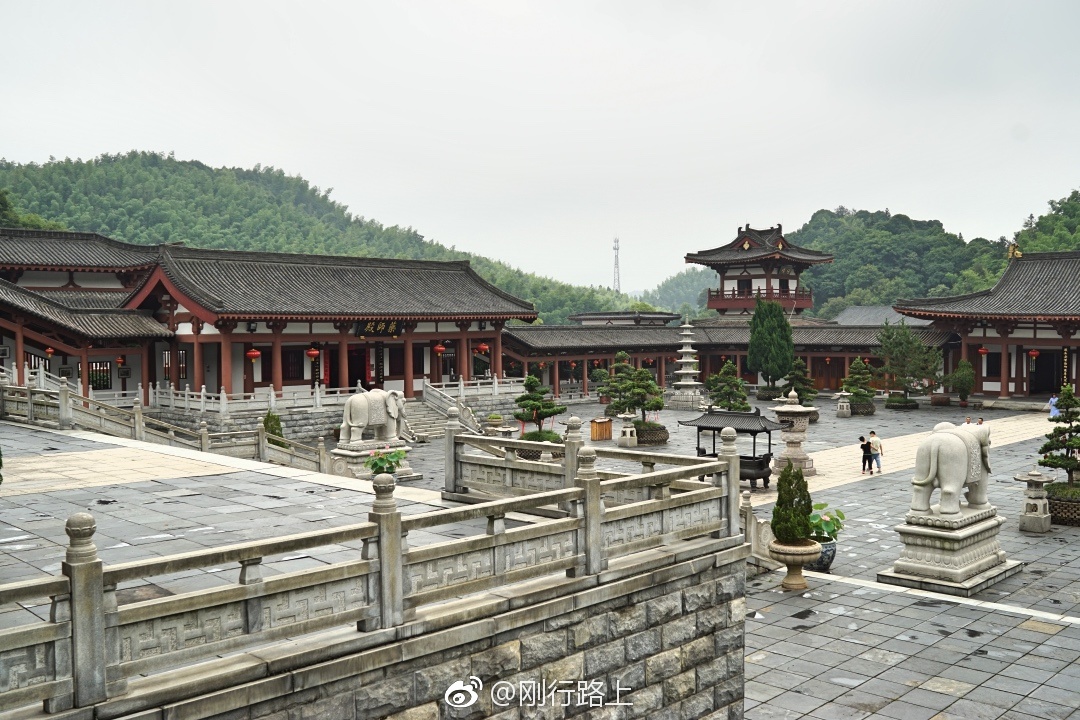 远远望去宜黄曹山寺卧居于山岚深处