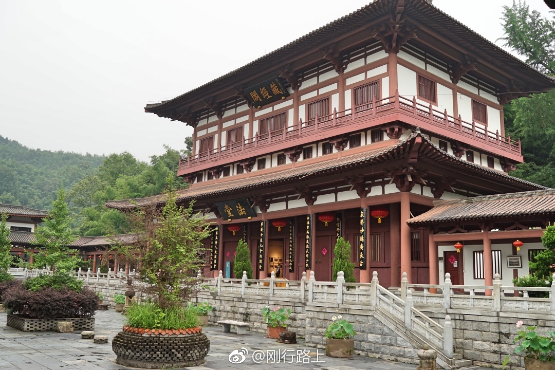 远远望去宜黄曹山寺卧居于山岚深处
