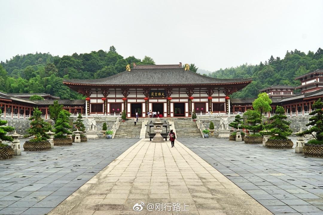 远远望去宜黄曹山寺卧居于山岚深处