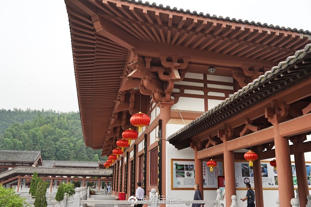 远远望去宜黄曹山寺卧居于山岚深处