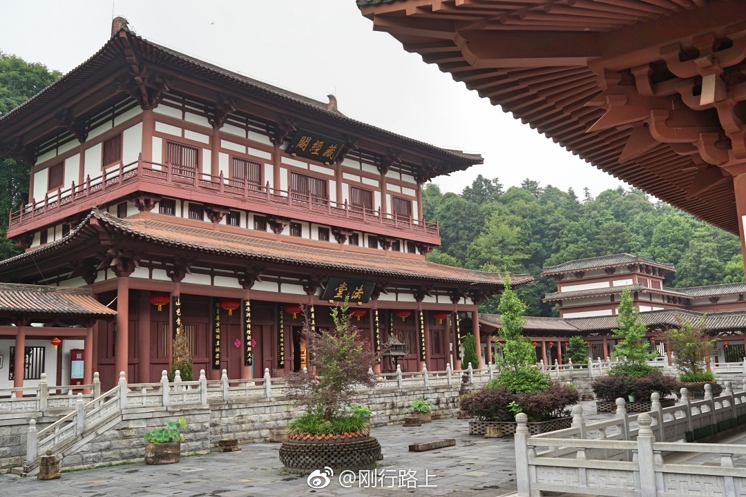 远远望去宜黄曹山寺卧居于山岚深处