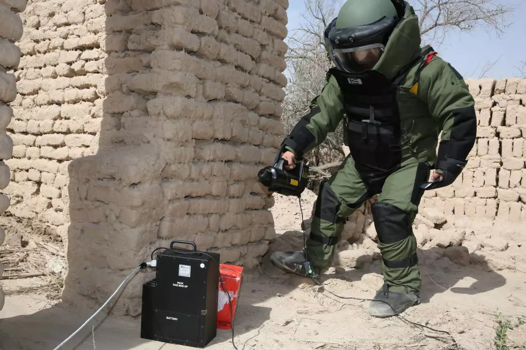 巨大爆炸产生的火团将他瞬间吞噬!他就是你我身边的"拆弹专家"!