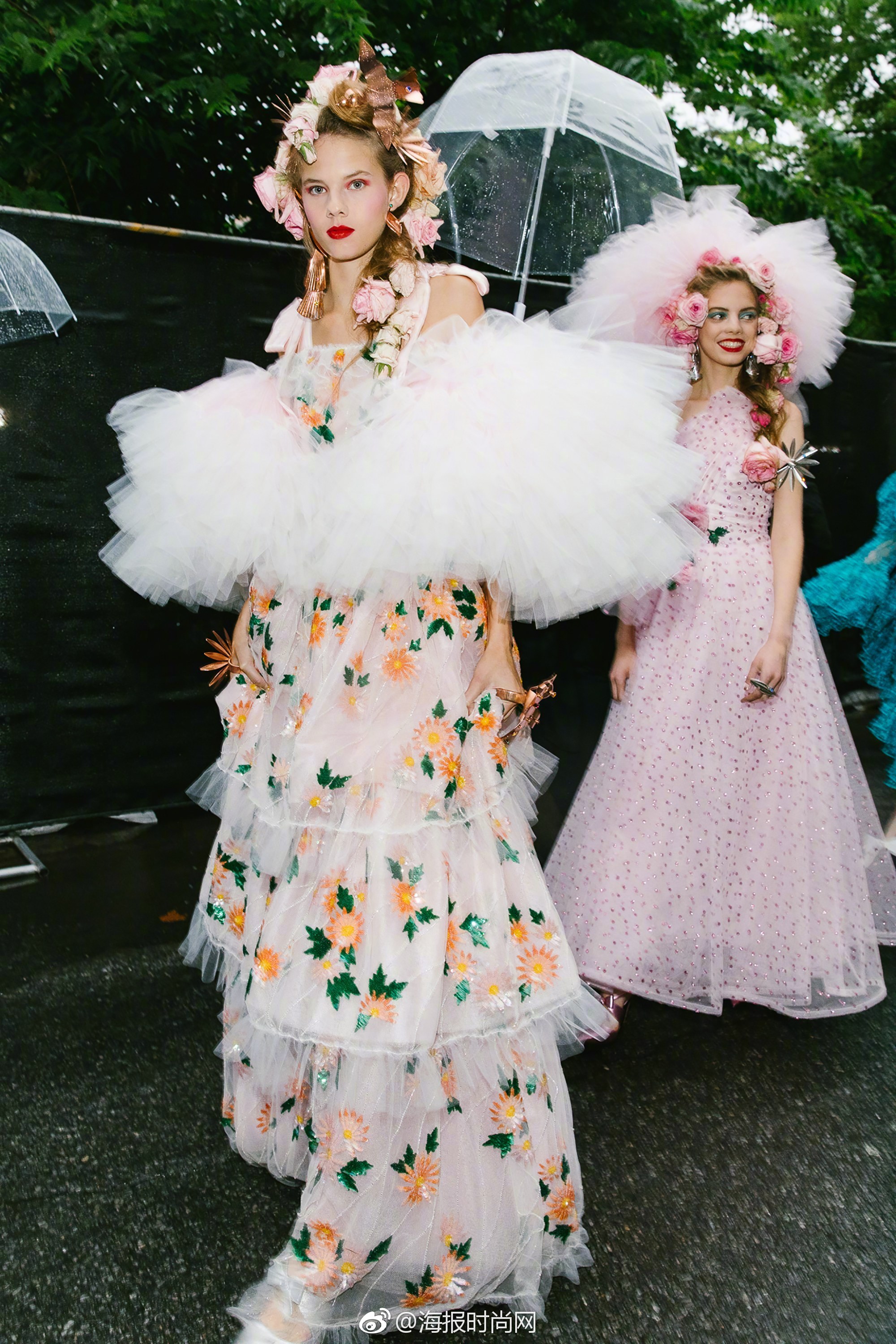 rodarte 2019春夏纽约时装大秀backstage,冒雨等待走秀的花仙子们