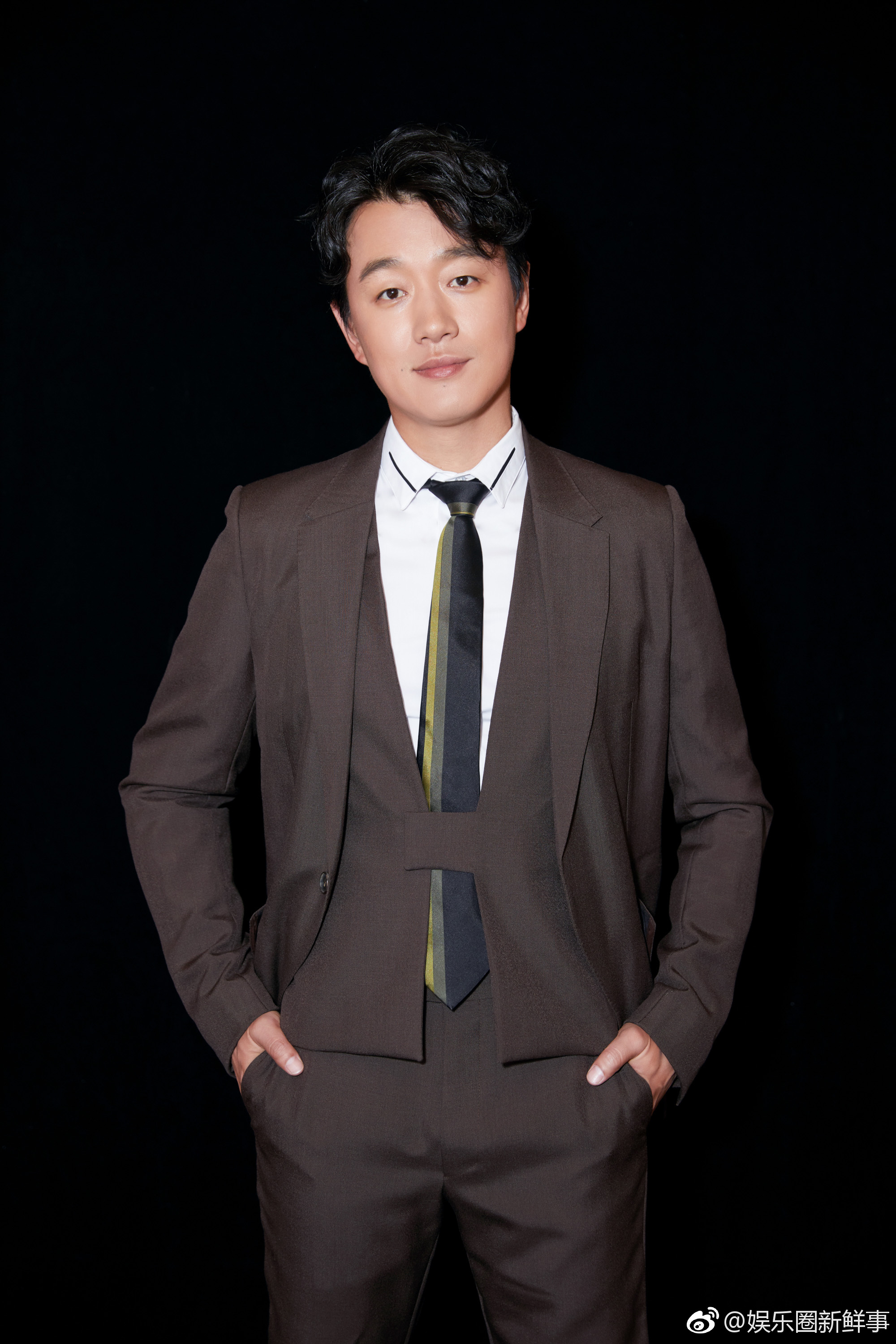 佟大为关悦夫妇携手亮相芭莎慈善夜