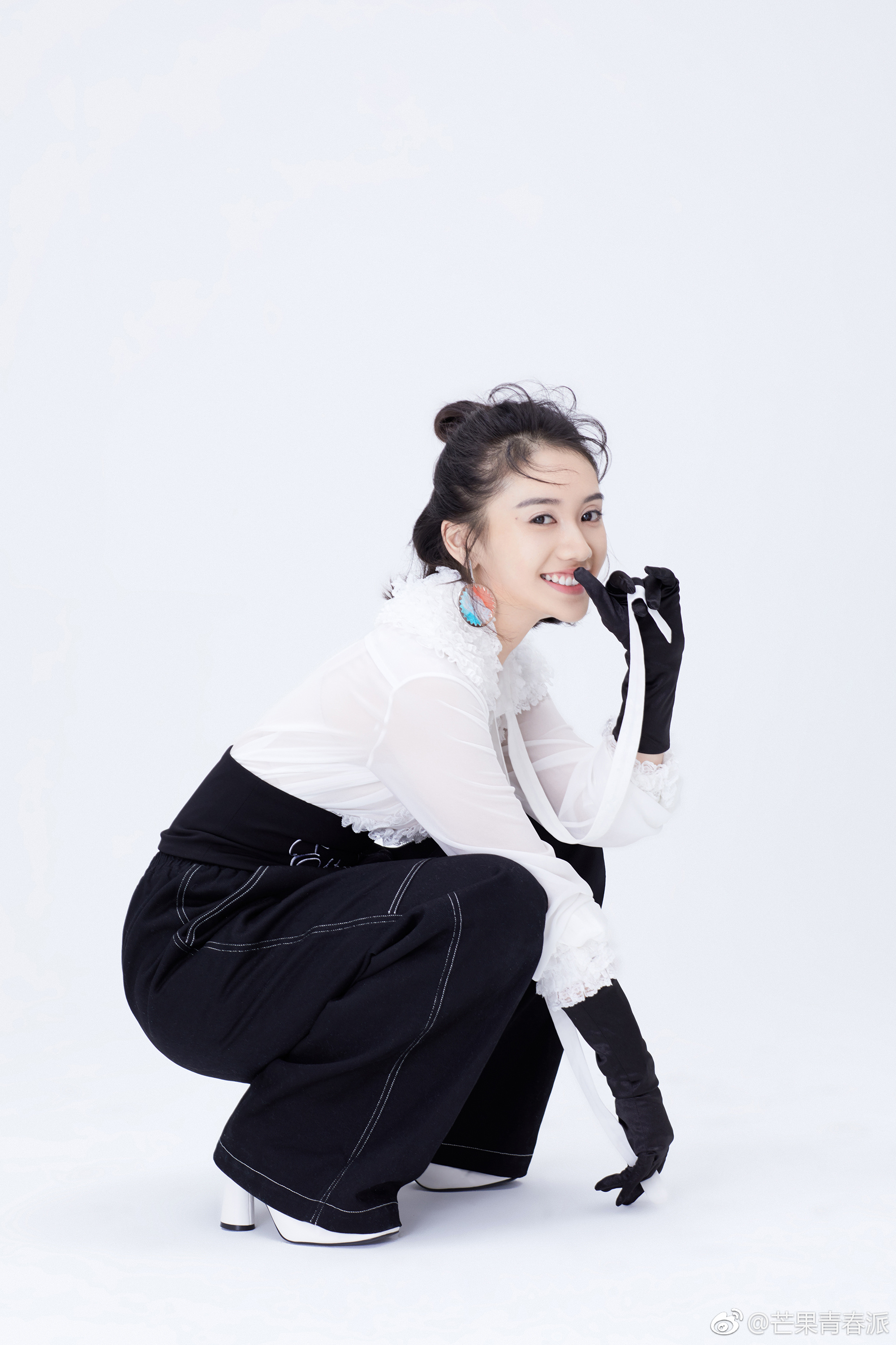 近日,演员@陆琦蔚 曝光一组时尚大片