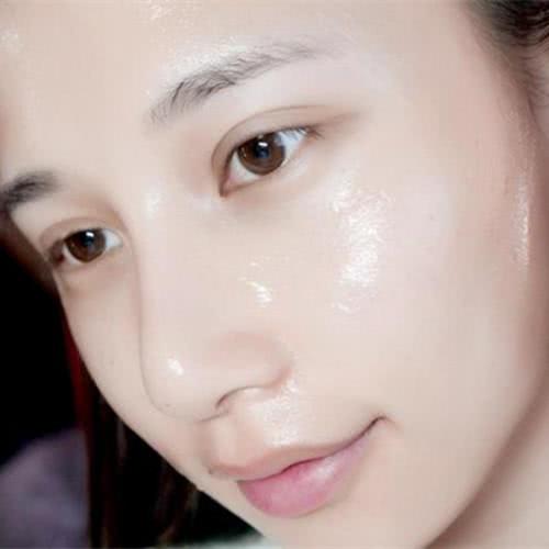 女人40后只要睡前做好一件事,一生的皮肤如剥壳鸡蛋般白嫩光滑