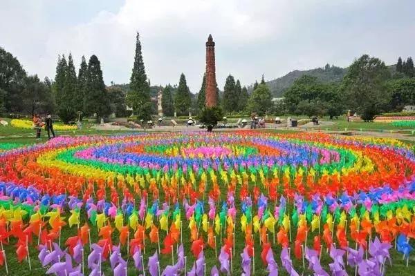 你也可以到荷兰风车广场体验一次"风车王国"的万般风情.