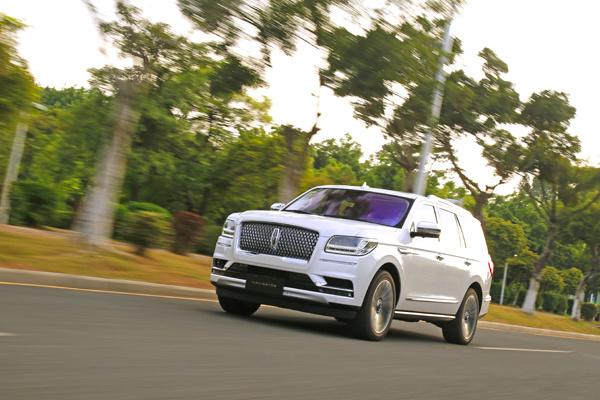 这台1米9多高土豪专用的林肯让我开出了游艇和公交车的感觉