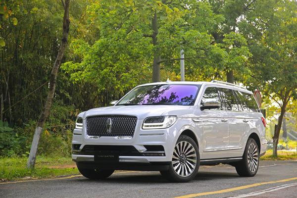 这台1米9多高土豪专用的林肯让我开出了游艇和公交车的感觉