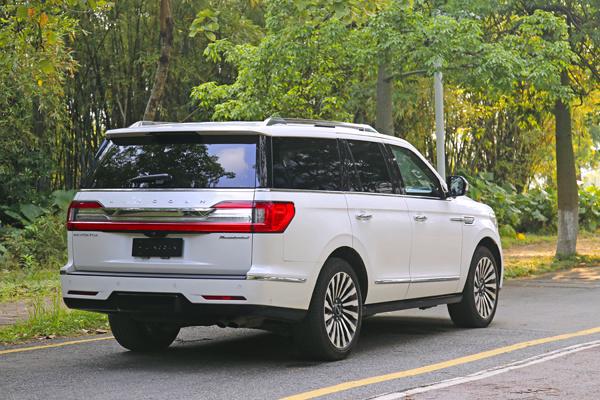 这台1米9多高土豪专用的林肯让我开出了游艇和公交车的感觉