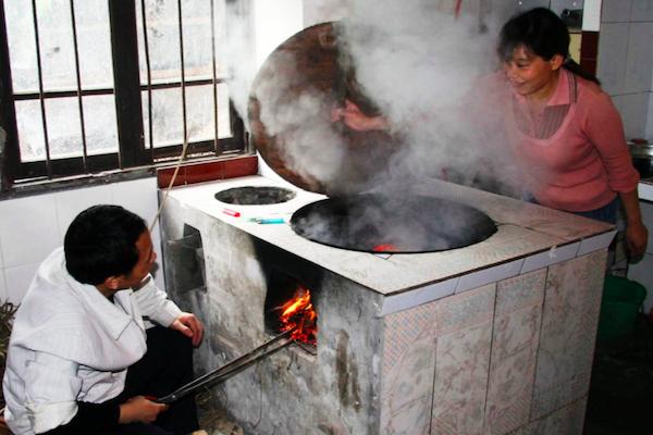 农村土灶的讲究,老话常说“起新灶,买新锅,鱼肉来开荤”