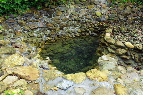 佛山南丹山下有一眼千年古泉泉水清澈甘甜承载着村民担水记忆