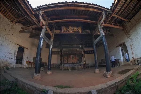 面阔三间,左右耳室各一间,七架梁,明间整体凹进,挑梁出檐,斜撑承重.