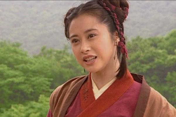 1,何美钿,据说饰演戚芳,狄云的师妹,一个生长于乡间的丫头,书中说她是